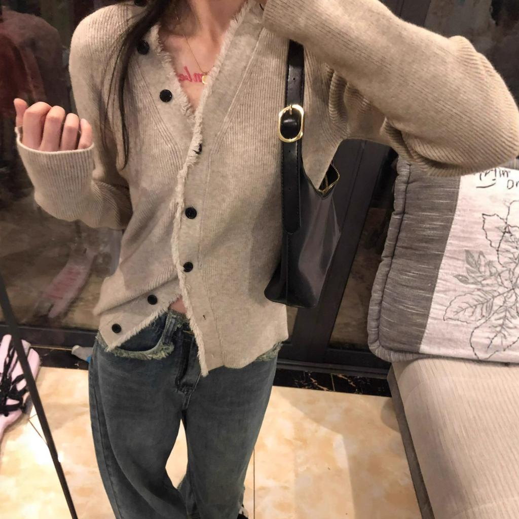 V-neck Knitted Bottom Cardigan Women's Sweater Autumn and Winter New Jacket Design Sense Niche Slim-fitting Sweet and Spicy Long-sleeved Top