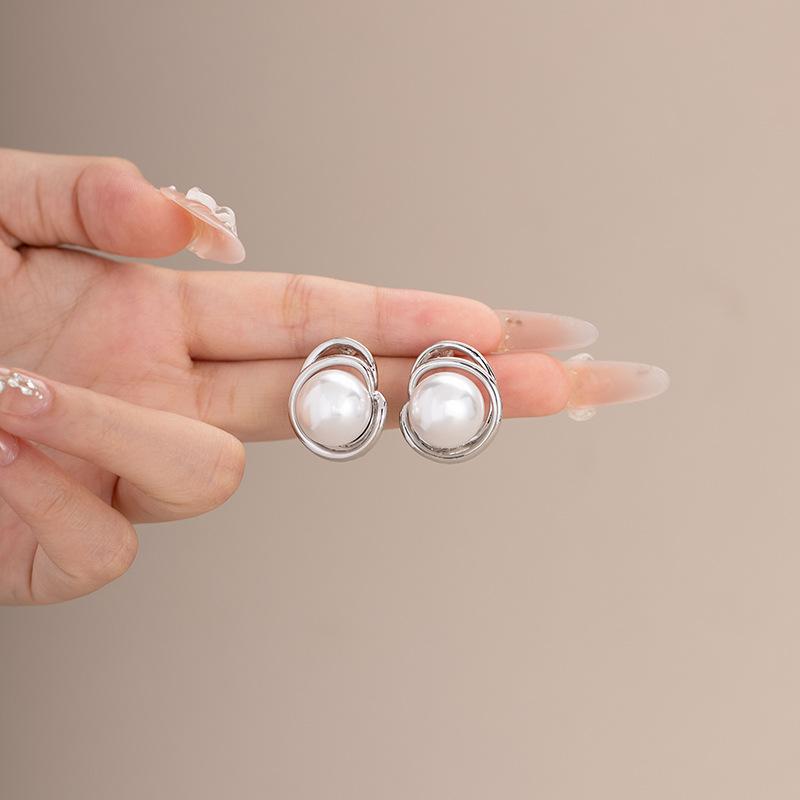 

Металлический перфорированный клипс для ушей в виде москитной спирали с искусственным жемчугом не требует прокола ушей