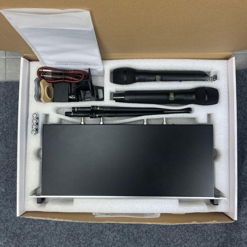 True Diversity One-to-Two Wireless Microphone with Dual Receiver