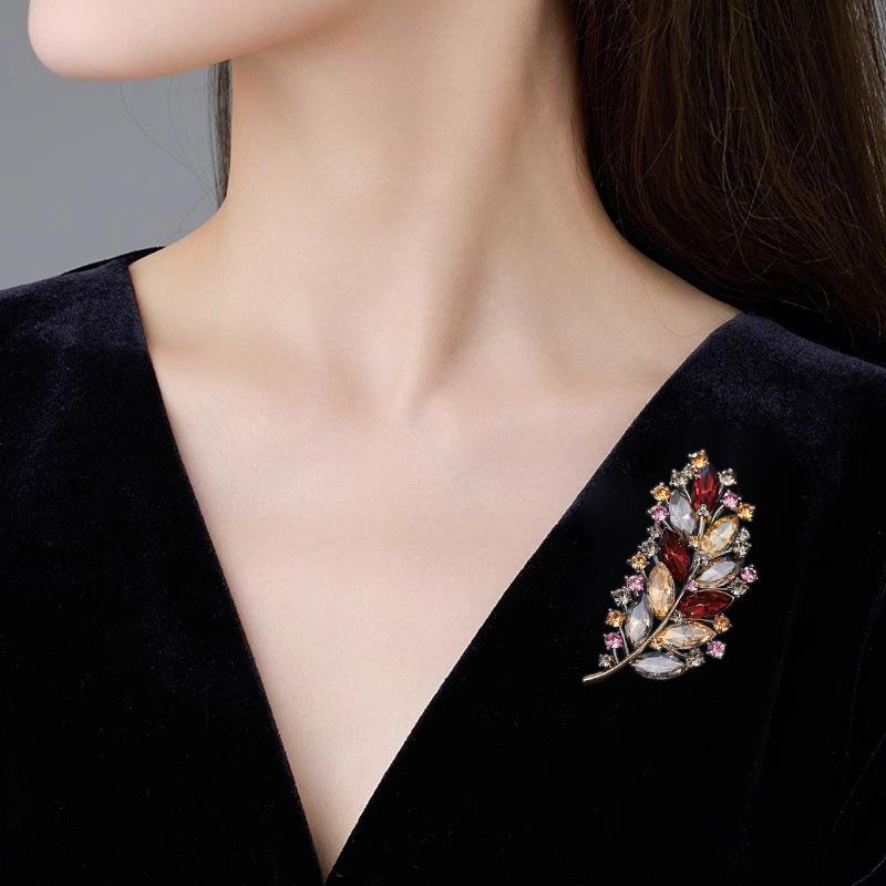 Retro Off-Ear Brooch High-End Female Personality Crystal Leaf Corsage Niche Design Sense Pin Temperament Suit Accessories