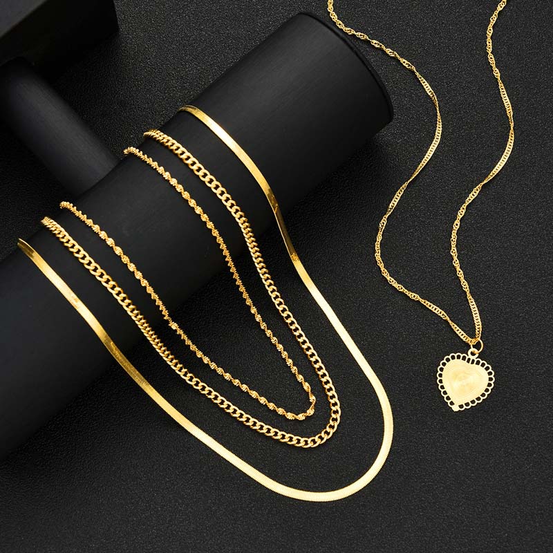 17KM 4pcs Fashion Gold Color Multi Layer Heart Pendant Necklaces for Women Exaggerated Metal Snake Bone Chain Necklaces Jewelry Set