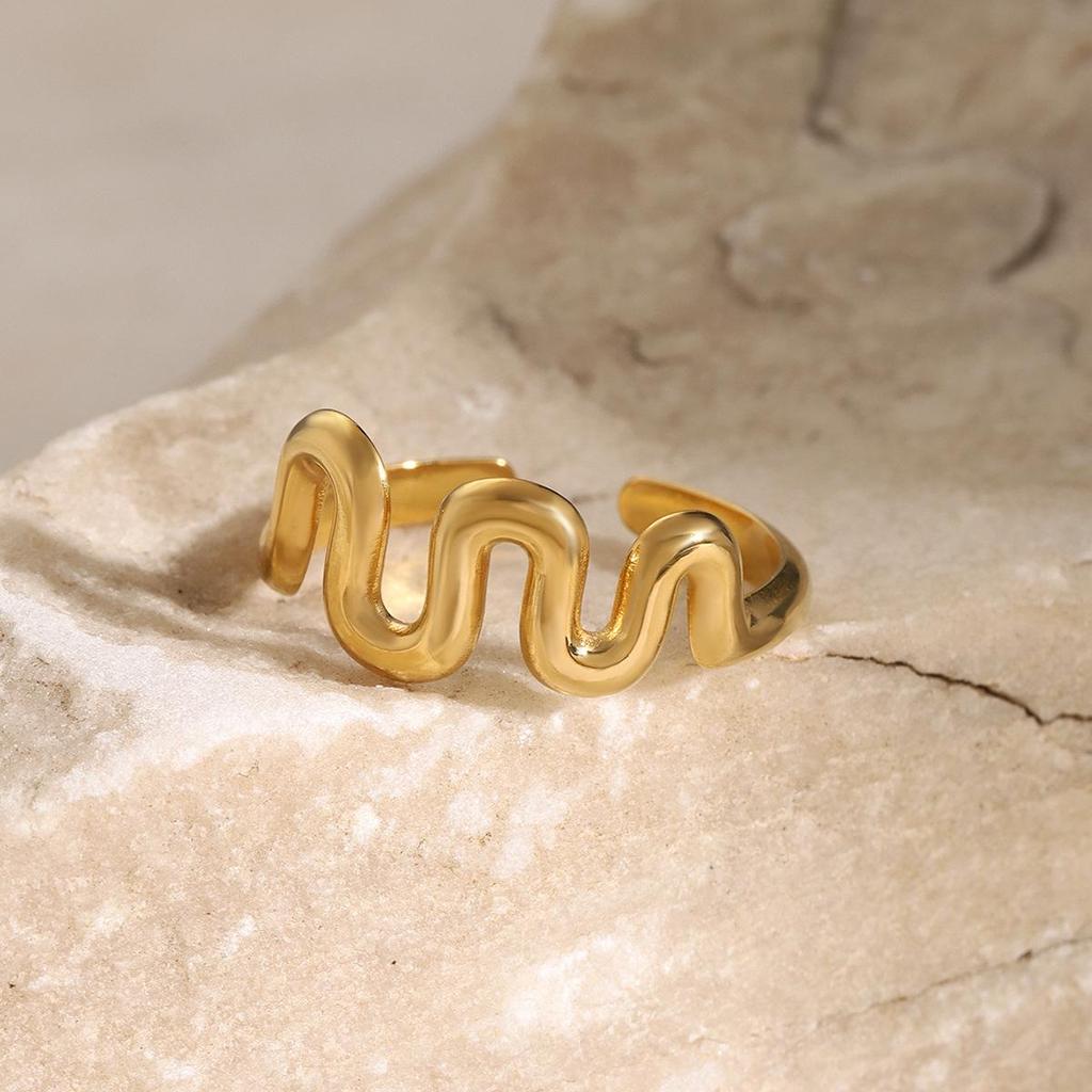 Women's 18k Gold Wave Pattern Stainless Steel Ring - European & American Style Titanium Steel.