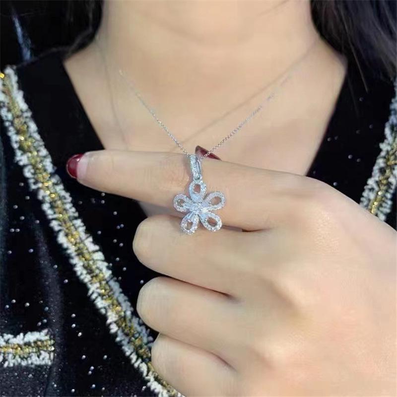 Elegant Five-Petal Diamond Clavicle Necklace for Women - Shiny, Minimalist Design