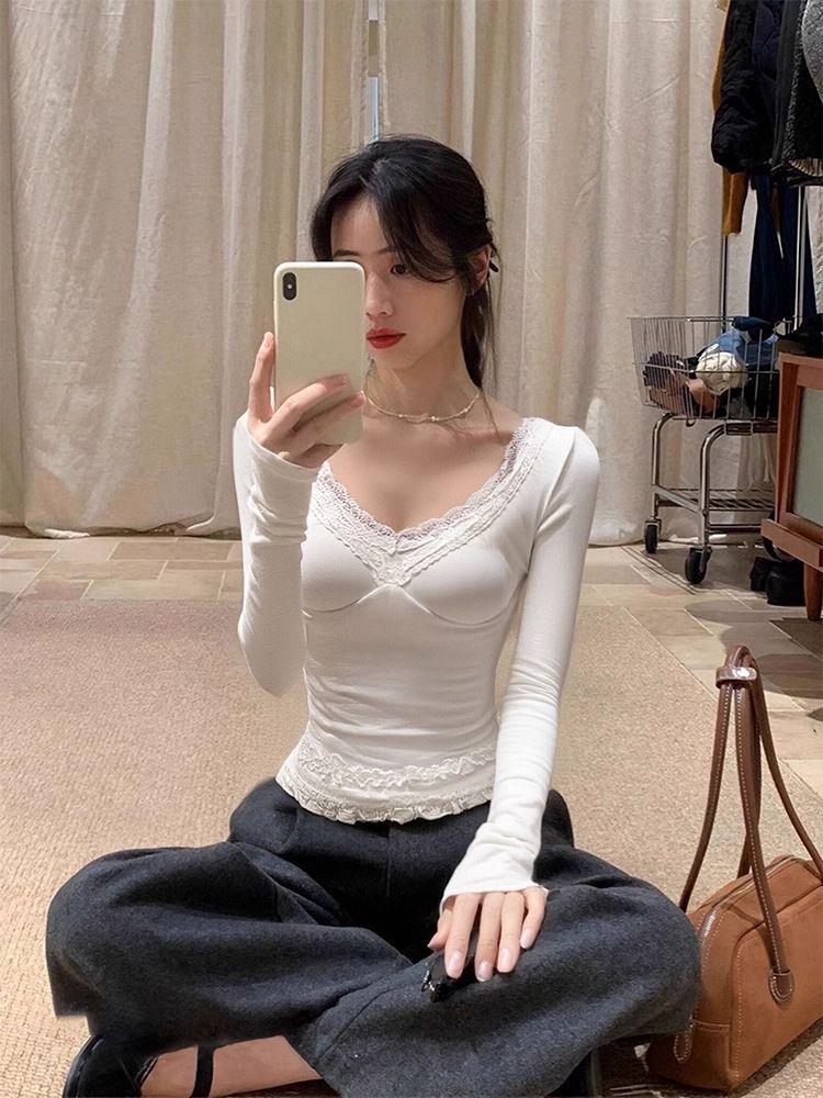Camiseta Feminina Slim-Fit de Manga Longa com Gola V e Detalhe em Renda nas Mangas Bufantes - Veludo Alemão 270g