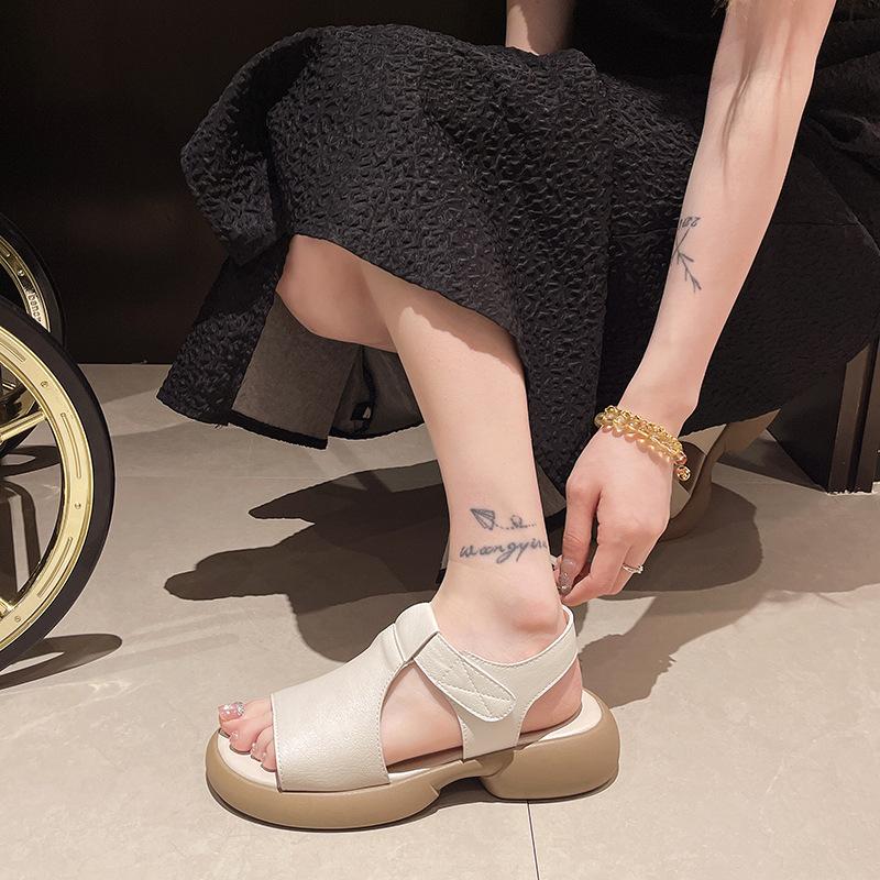 Auf Scheiße treten Sandalen Damen hohl offene Zehen Französische Kreuzriemen Dicke Sohle Dicke Absätze High Heels Strandschuhe mit bequemen Röcken