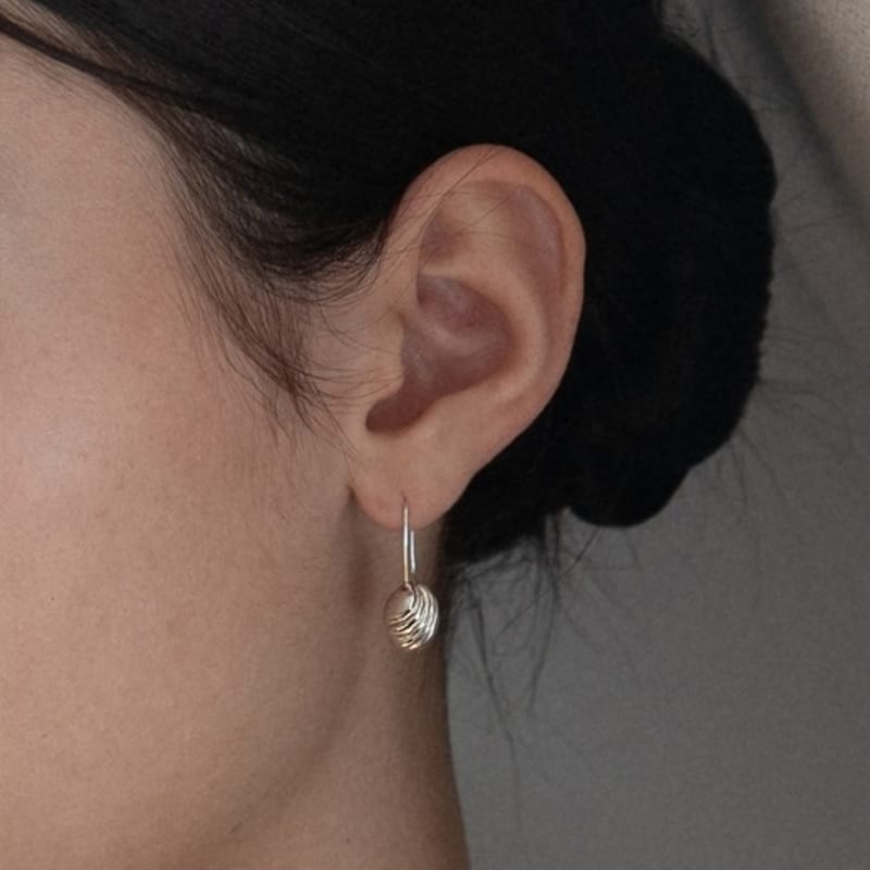 EEY Ribbed Drop Earrings