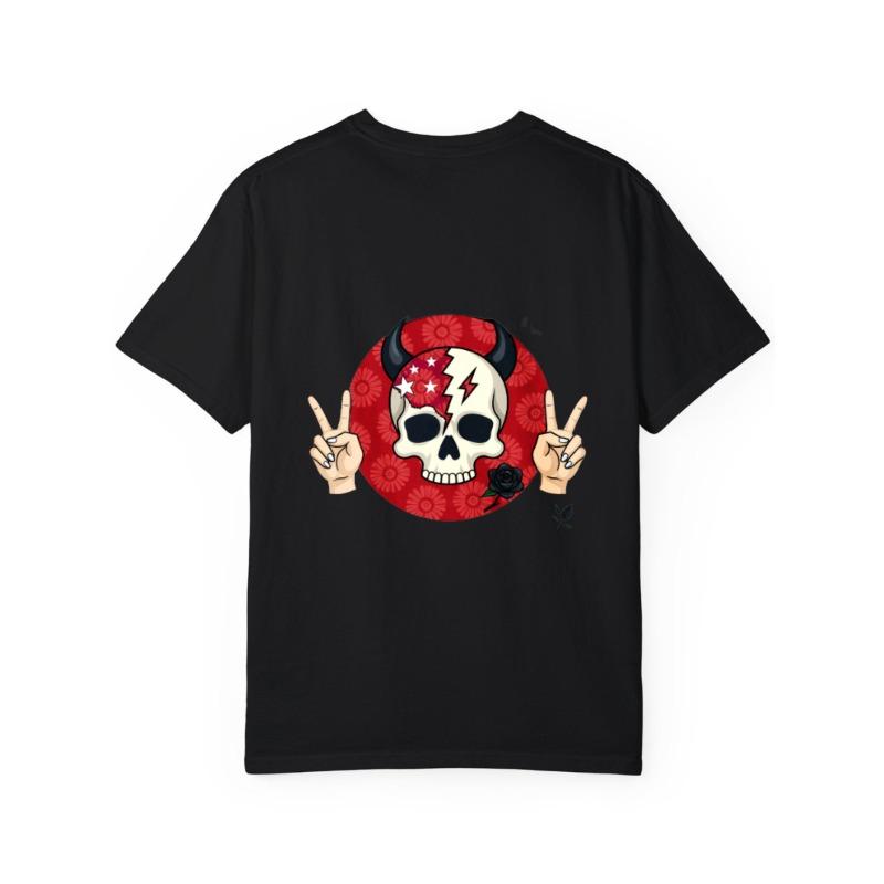 Tričko s kulatým výstřihem Bílá lebka s rohy a mírovými znaky Vzor červeného kruhu pro běžné nošení