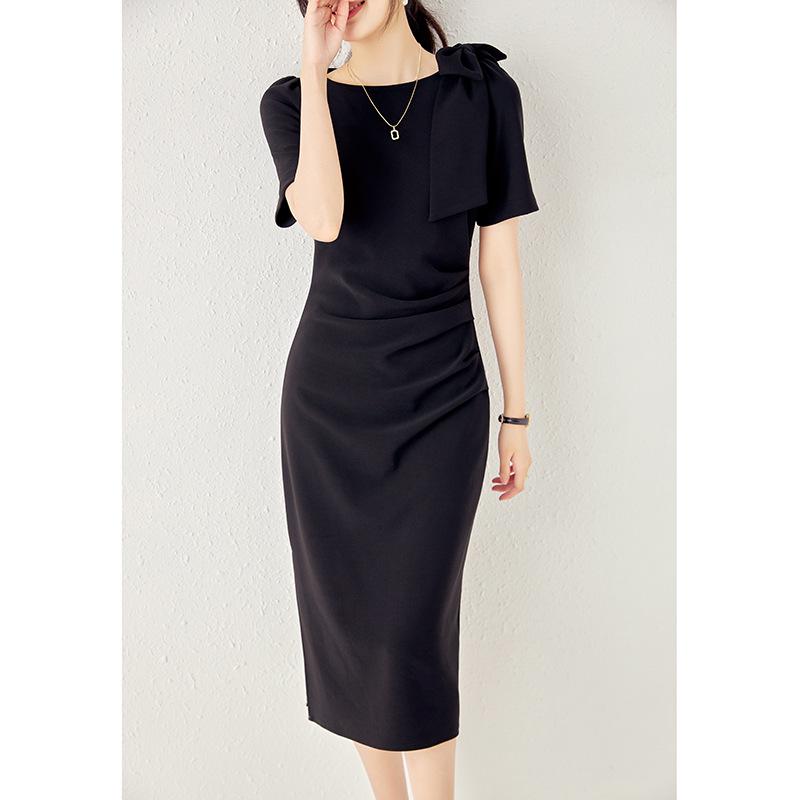 Elegantes Rundhalskleid mit Schleife und Falten