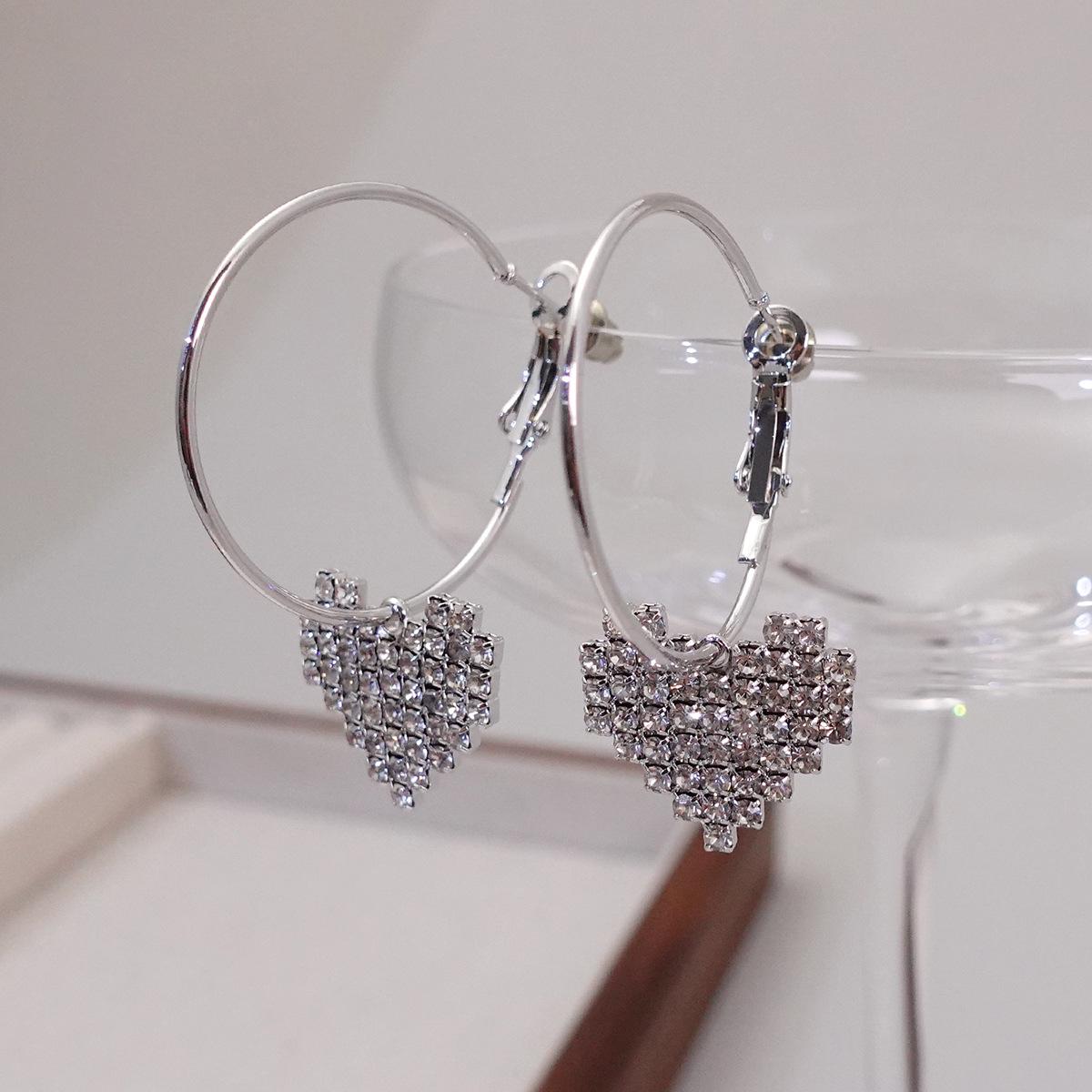 

Серьги-пусеты с бриллиантами в форме сердца 2024: Блестящие, Большие Серьги-кольца, Равнодушный Стиль для Женщин