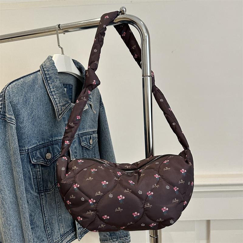 

Большая сумка женская 2025 зима новая трендовая простая большая вместимость трендовая сумка-пельмень повседневная в иностранном стиле сумка через плечо