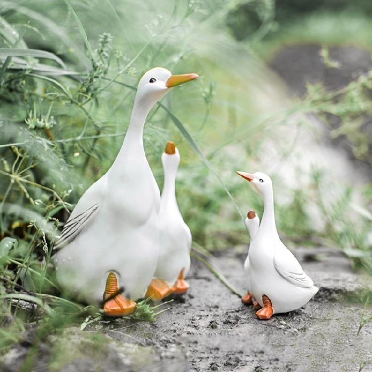 Artistic Duck and Duckling Sculpture for Yard Decoration Quality Resins for Patioes and Entrances