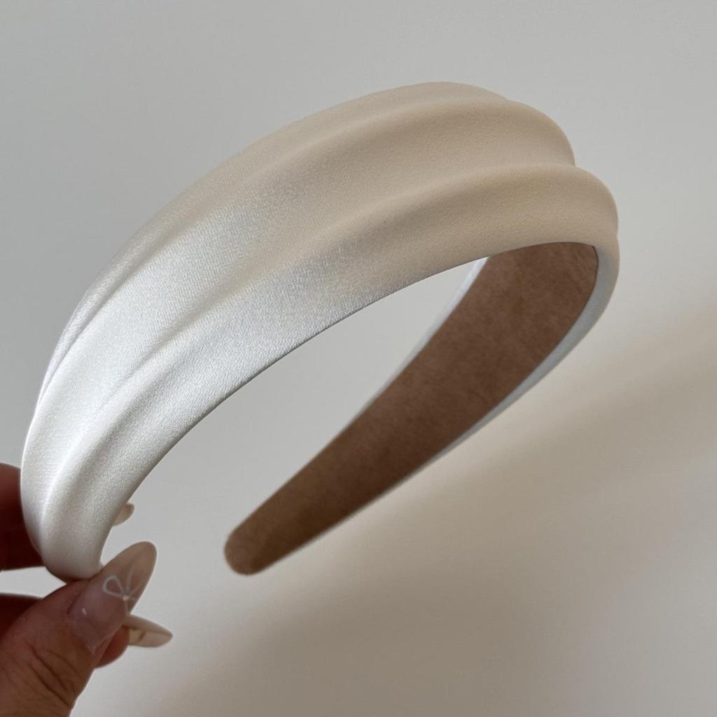Elegant Embossed Satin Headband: Versatile Wide-Edge Hair Accessory for a High-End Feel