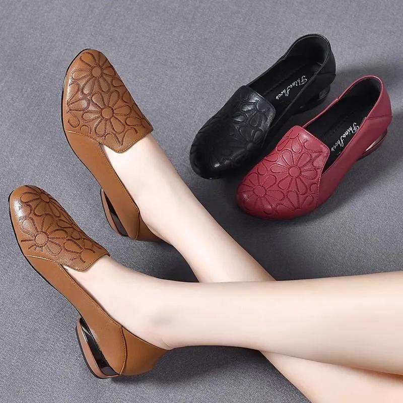 women cute round toe black light weight floral pattern spring silp on square heel shoes lady casual brown shoes ab497