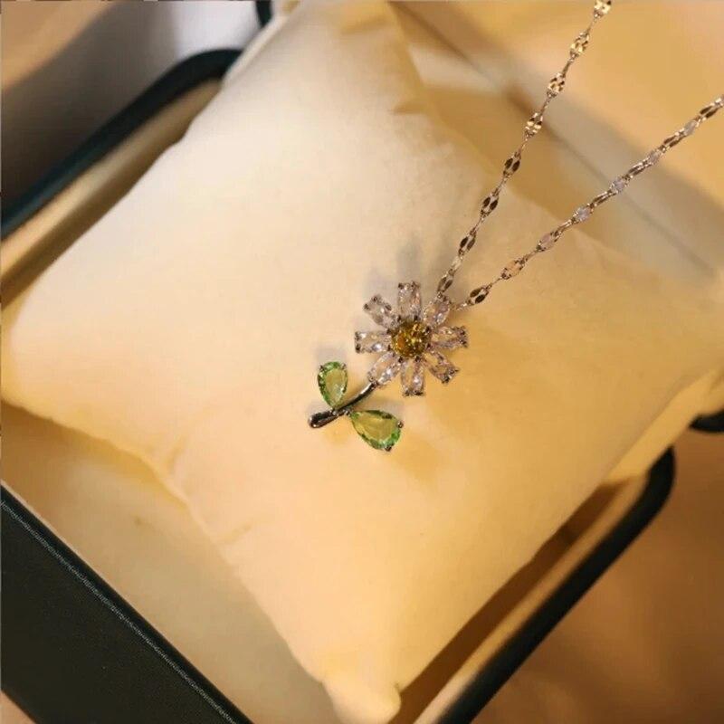 1 Pcs Luxury Cool Wind Flower Series Gold Plated Copper Pendant With Stainless Steel Chain Combination Of Collarbone Necklace