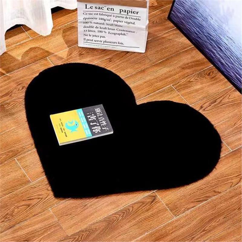

Heart-Shaped Faux Rabbit Fur Short Pile Rug – Entrance & Bedroom Mat 30x40 cm чёрный