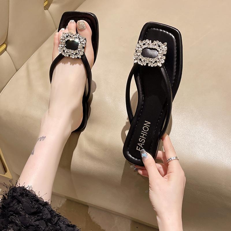 Flip-flops for women's outerwear 2025 summer new fashionable versatile rhinestone flat bottom pinch foot beach anti-skid sandals tide
