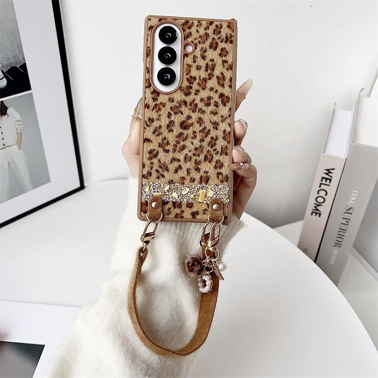 Applicable to Samsung ZFold7 folding leopard print splicing mobile phone case love plush portable ZFold6 anti-drop protective case