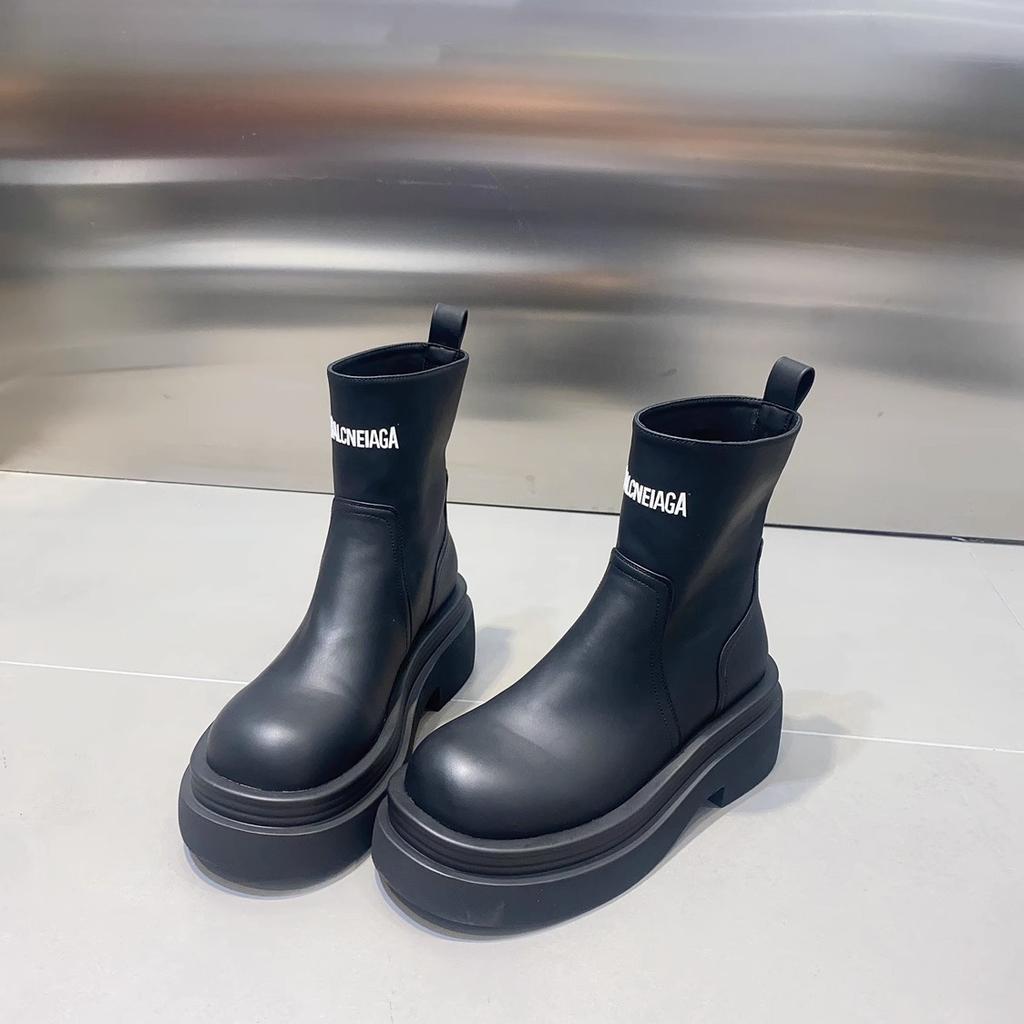 2025 nuovi stivali da donna al ginocchio in morbida pelle con suola spessa stivali da cavaliere lunghi allargati stivaletti Martin versatili con lettera rialzati