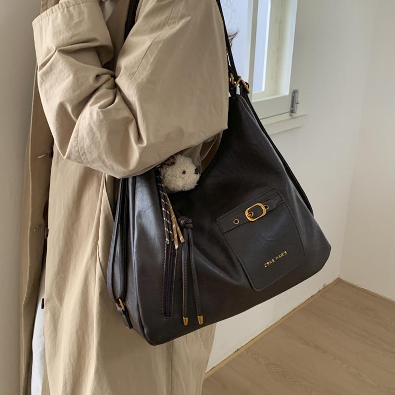 Classic Womens Shoulder Bag With Durable Pu Material And Spacious Design