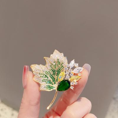 Utsökt Lyx Lönnlöv Brosch För Kvinnor Avancerad Känsla Strass Korsage Kostym Slagspännen Kläder Accessoarer Gåva