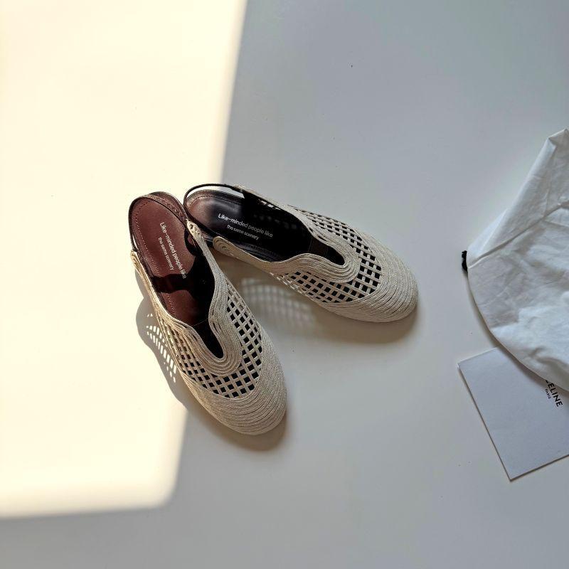 

Французская красивая плетеная сумка с полым узором, сандалии с открытым носком, женские летние 2025, новинка, нишевая плетеная из соломы, отпускной стиль, плоские сетчатые туфли 35 белый