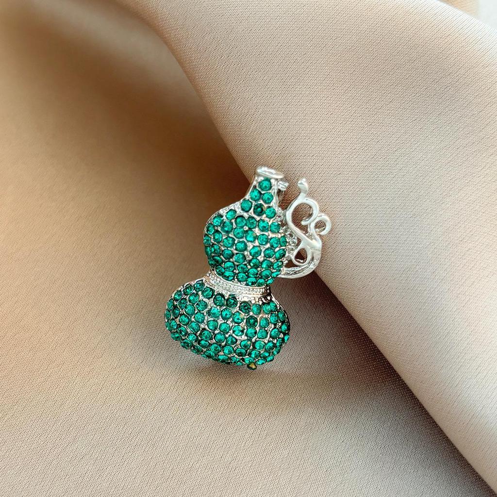 2024 Women's High-Grade Anti-Exposure Brooch: Stylish, Niche Design Clothes Pin.