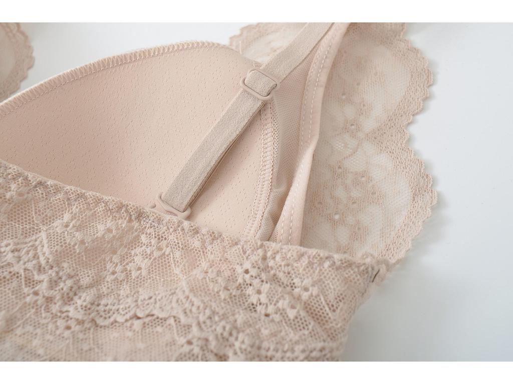 V-Neck Sexy Lace Camisole Top with Chest Pads for Women - Sleek, Sleeveless, and Stylish