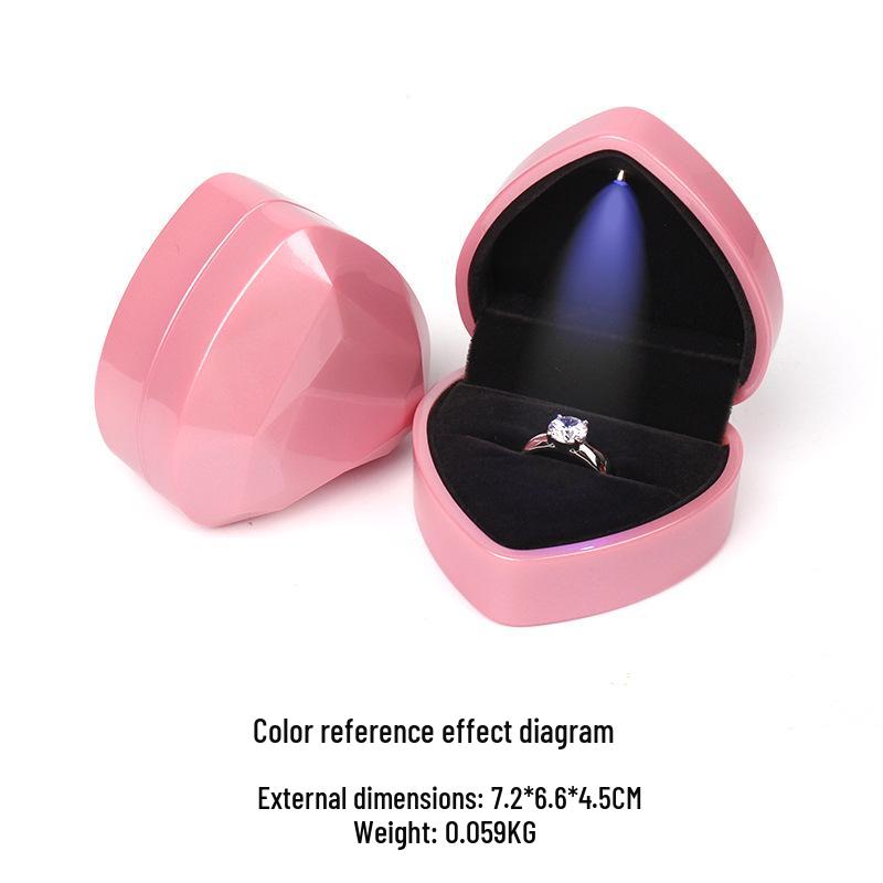 Elegant hjerteformet smykkeskrin med LED-lys for ring eller halskjede.