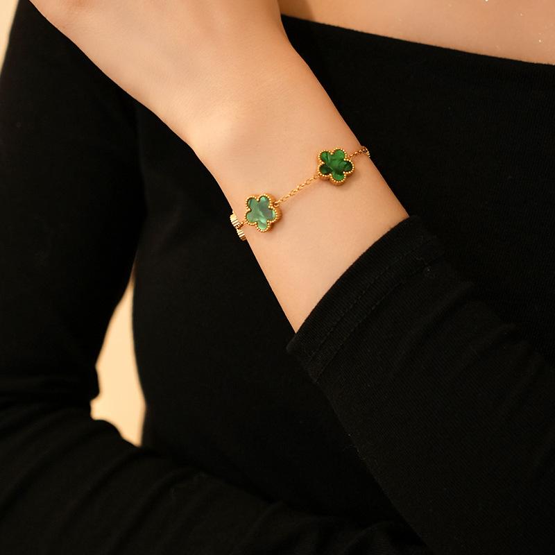 Bracciale Fiore fortunato a cinque petali per donna Acciaio inossidabile 316L Fiore di prugno a doppia faccia Quadrifoglio Gioielli per feste Regali