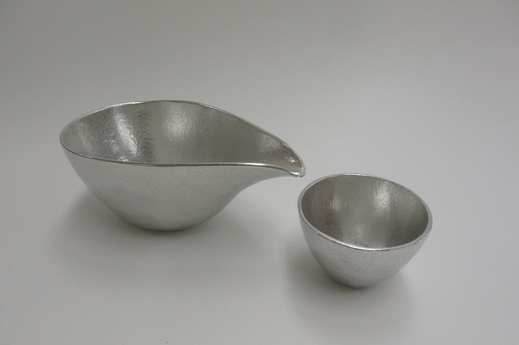 Nousaku Katakuchi (Large) and Sake Cup Set, in a special presentation box, made of 100% pure tin. A perfect gift.
