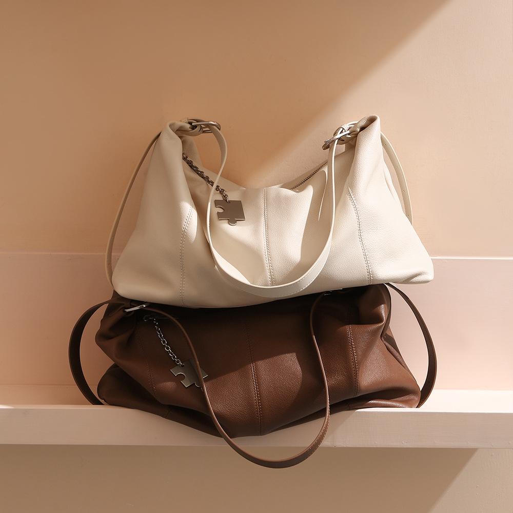 Large Capacity Tote Bag with Urban Simple Style Leather Women's Commuting Versatile Handbag