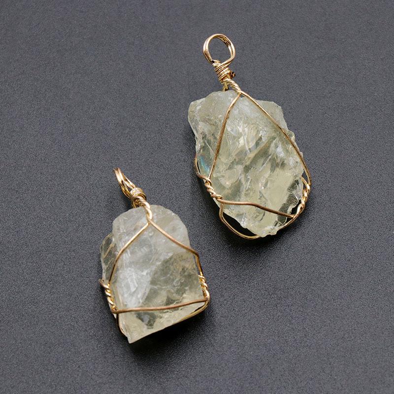 Halskette mit rosa Kristalldraht-Anhänger