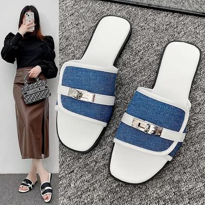 Modische Zehentrenner mit eckiger Spitze für , getragen für den Sommer 2025. Neue lässige atmungsaktive Damen-Sandalen mit eckiger Spitze