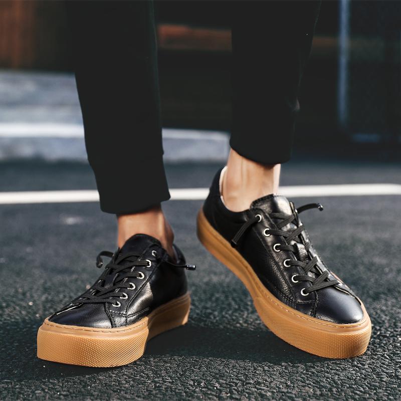 Märke 2024 Nya Herrskor Läder Lyxiga Vita Sneakers Trendiga Bekväma Casual Tjock Sula Oxford Skor Design Mockasin Herr