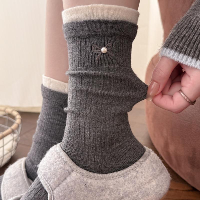 Fall/Winter Cashmere Socks for Ladies - Double Round Collar Contrasting Color Mid-Calf Socks with Pearl Butterfly Knot Embroidery and Layered Design