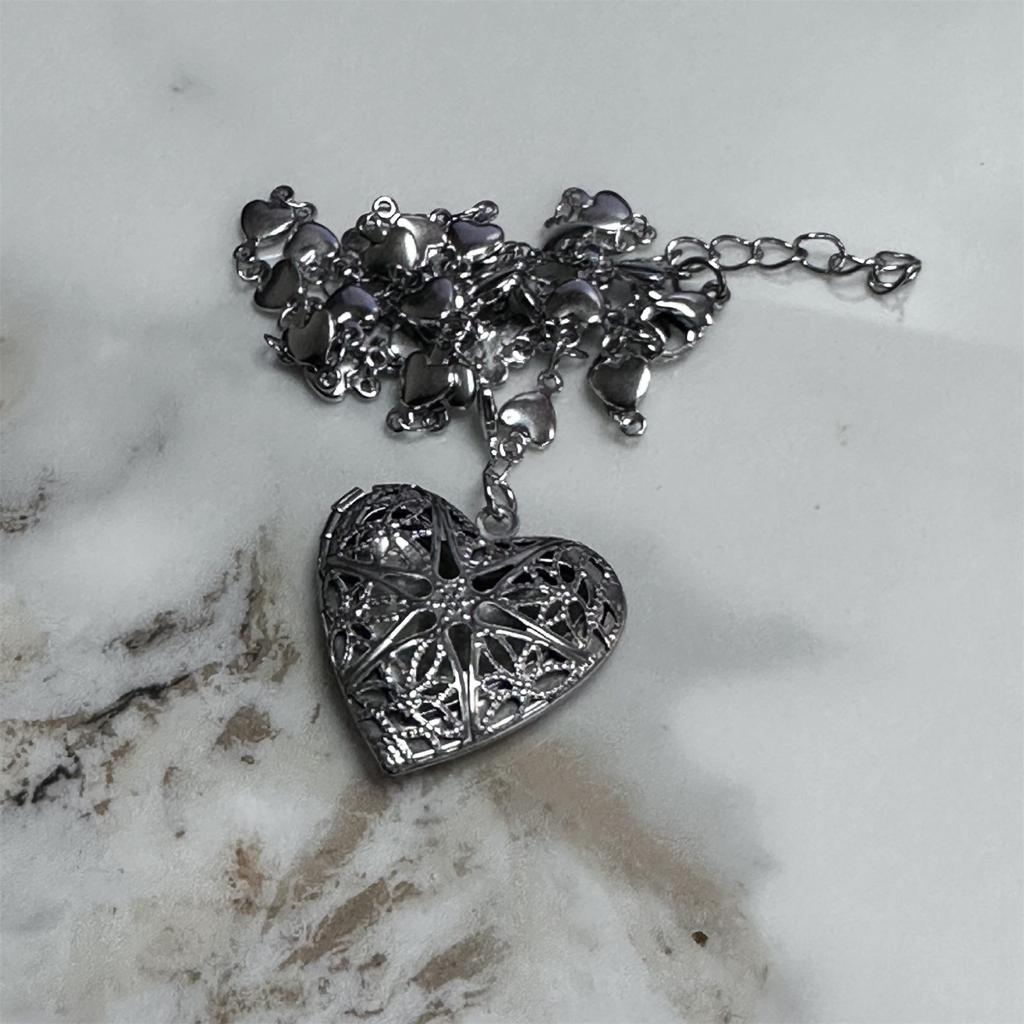 Heart Locket Necklace Intricate Carvings Pendant Necklace Vintage Heart Photo Box Necklace for Fashionable Women Girls