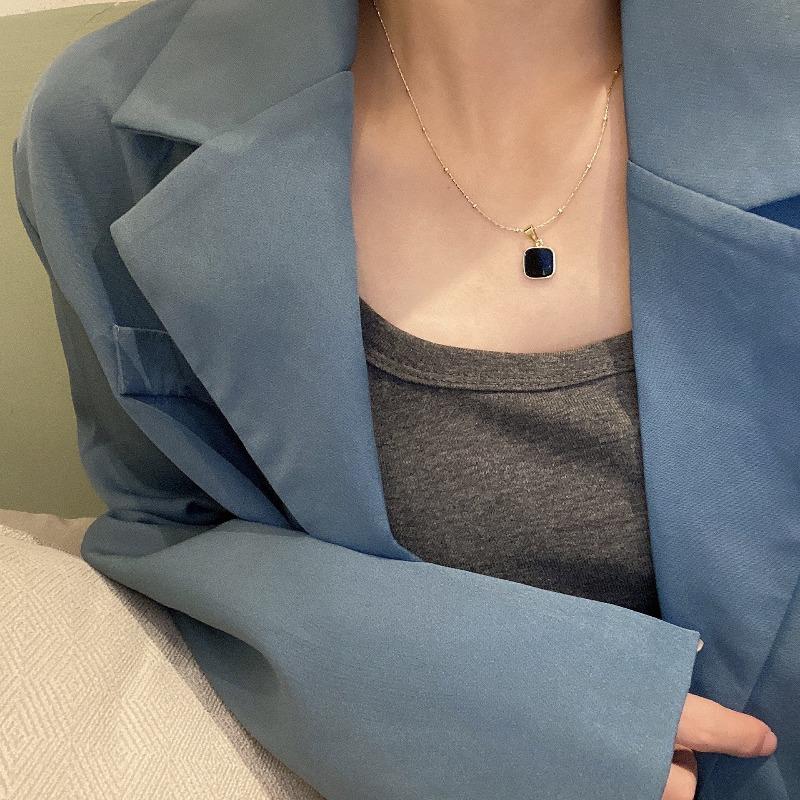 Black square pendant, collarbone neck chain, cold wind design sense, niche necklace, fashionable and versatile temperament