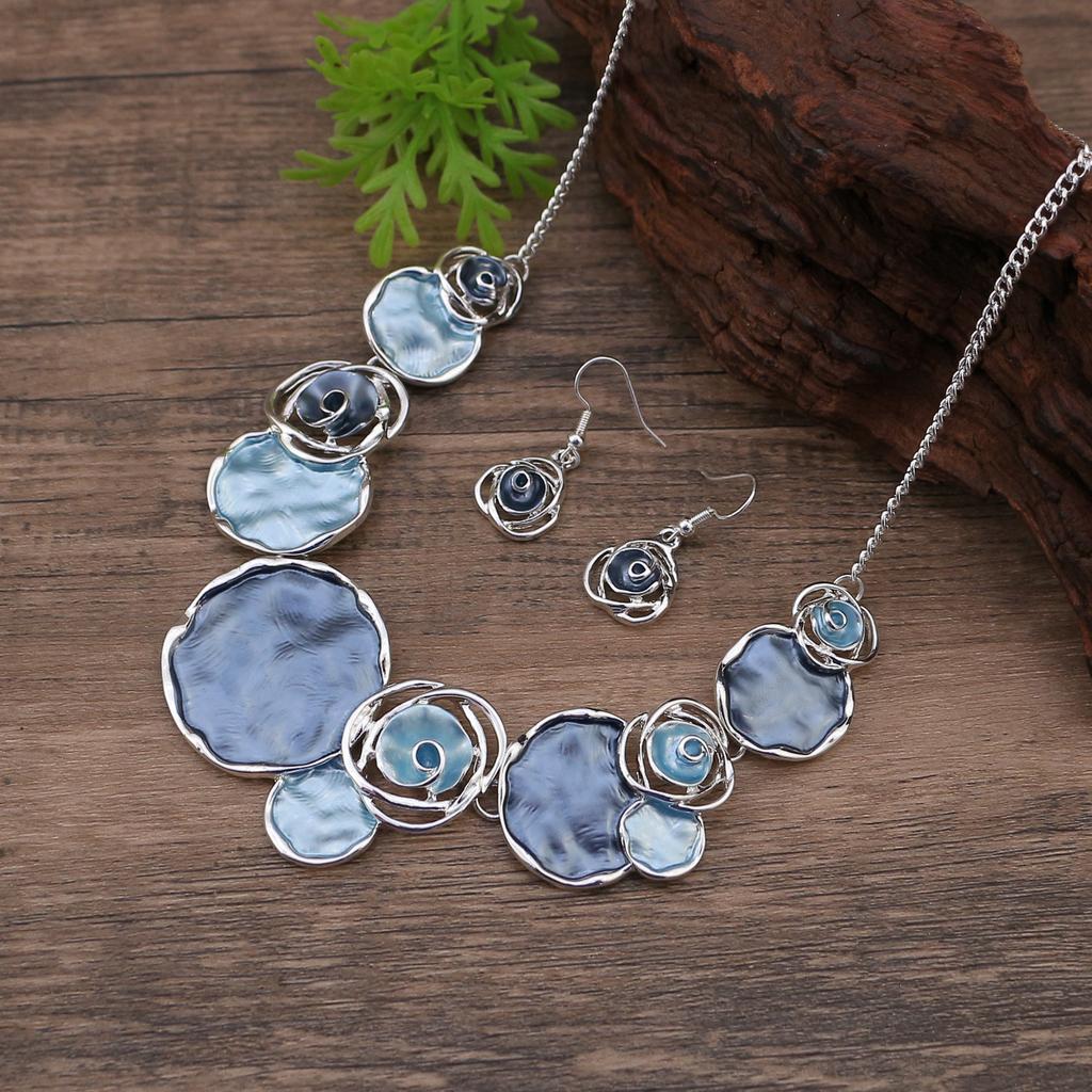 Pendentif long fleur géométrique creuse couleur émail, pendentif collier polyvalent en forme de cœur pour femme à sens élevé