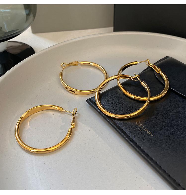 Brincos Argola Letra Retrô de Luxo 2025 para Mulheres - Grandes, Elegantes, Design em Metal