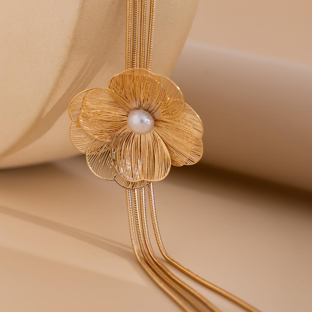 Collier Mode Perle Petite Fleur Chaîne Serpent Ronde Sensation Métallique Premium Gland Longue Chaîne Chaîne Os Designer Commuter Voyage Collier Femme