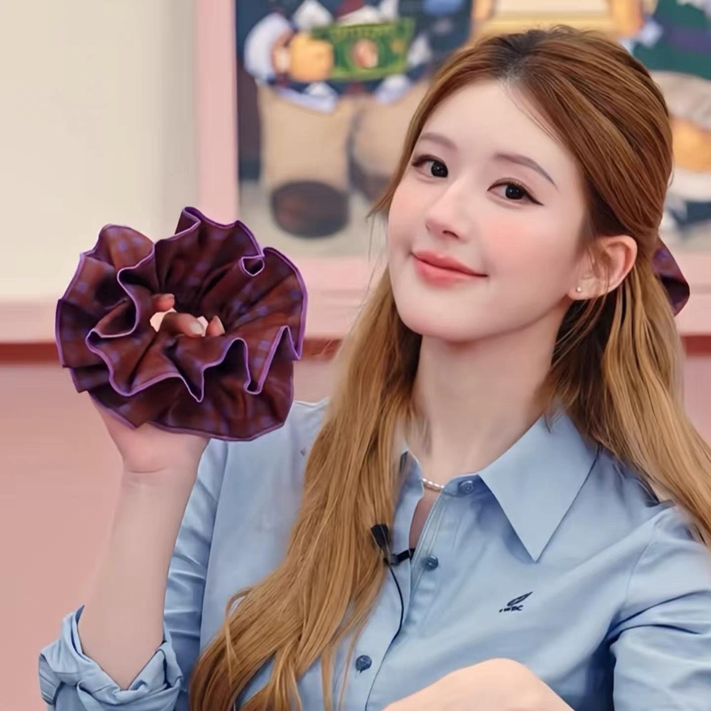 

Четырехслойная резинка для волос с оверлоком в клетку в виде кольца толстой кишки имеет высокоэластичные цветочные бутоны.