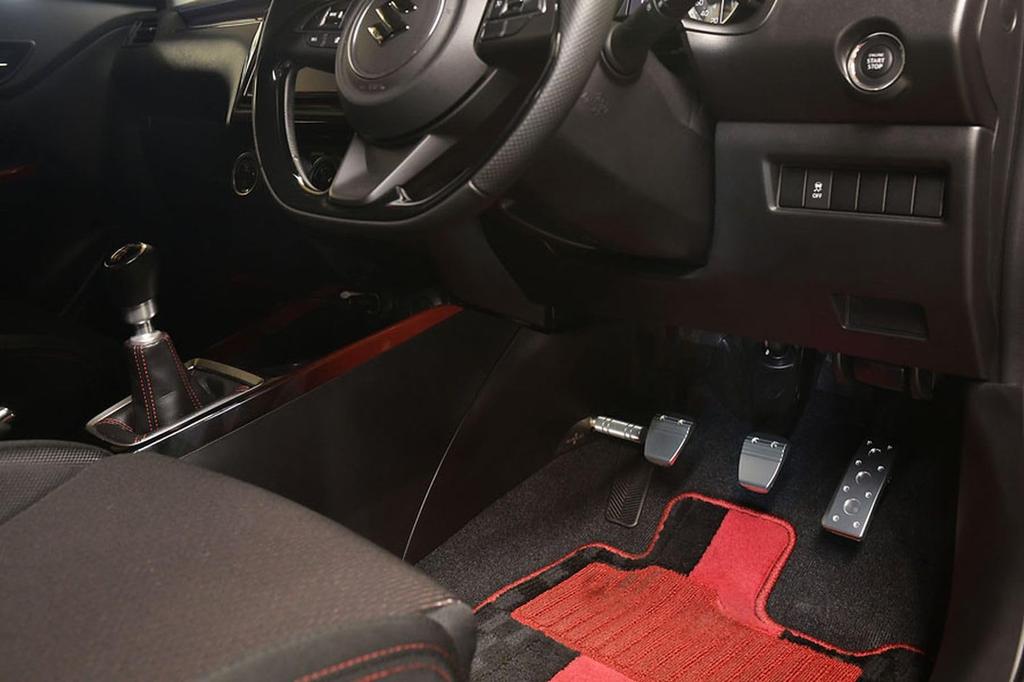 NEOPLOT Fußrastenbügel NEO NP77270, Verstellbare linke Fußposition für Suzuki Swift Sport (ZC33S)/Swift (ZC#3S/ZD#3S), Silber, 8cm