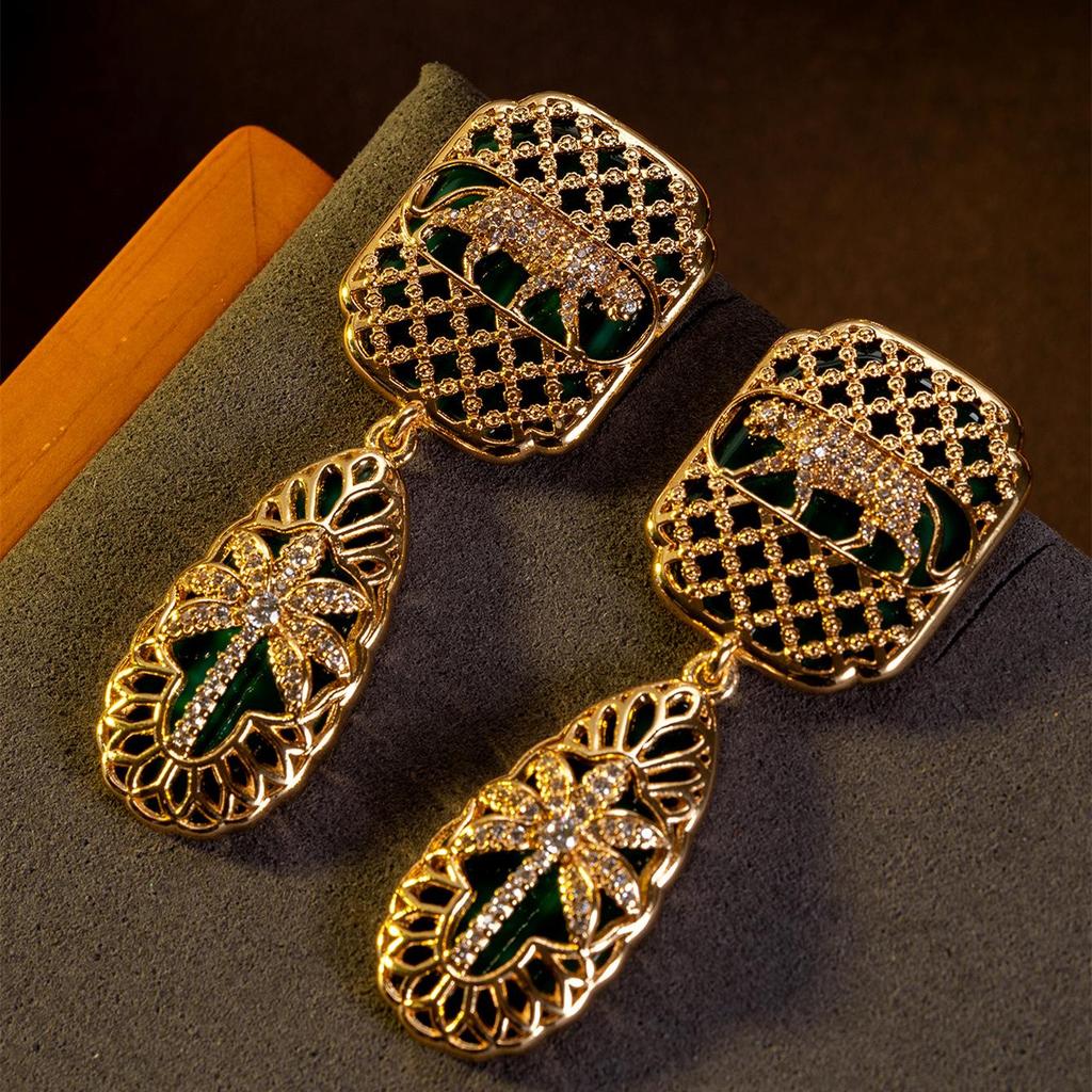 European Court Style Rhinestone Stud Earrings: Vintage Hollow Design for Fall/Winter