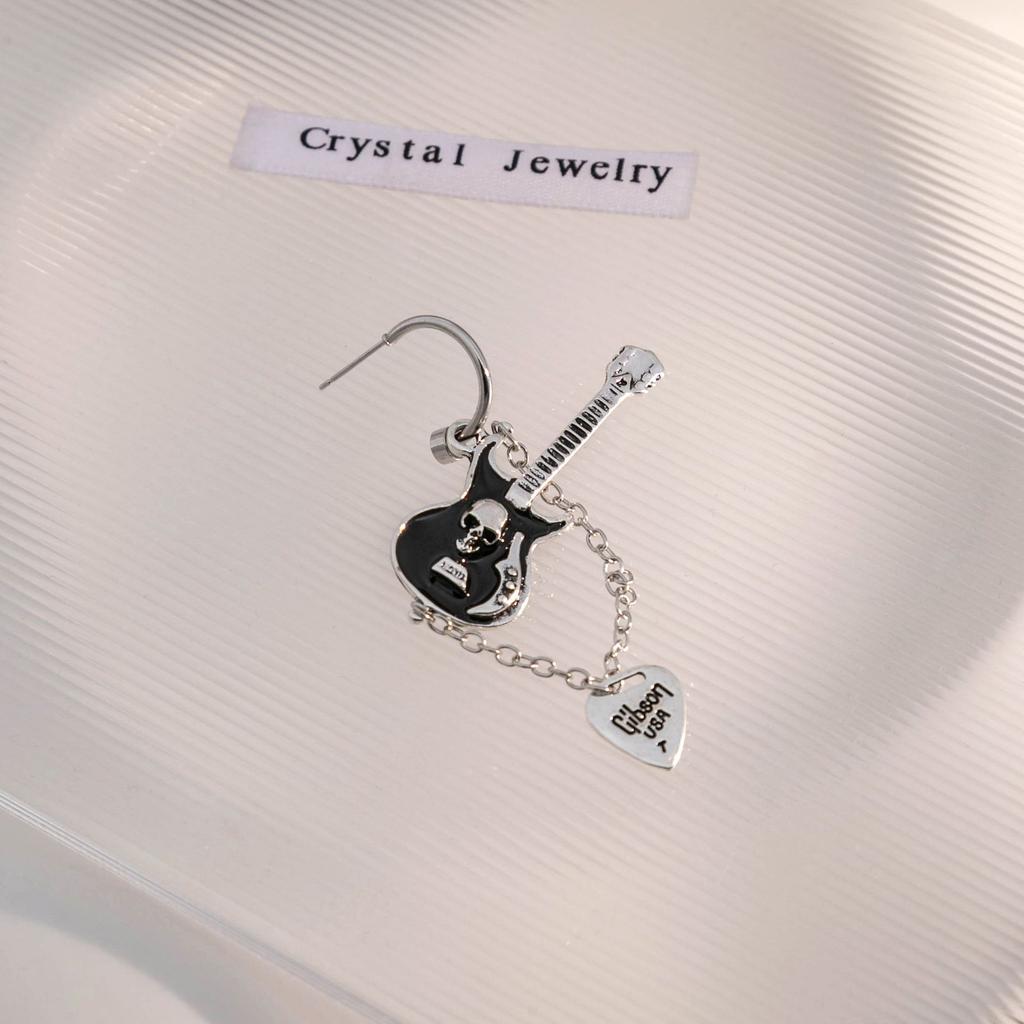 Personalized Y2K Black Guitar Chain Earrings, Sweet And Cool Peach Heart Pendant Earrings, Premium Earrings.