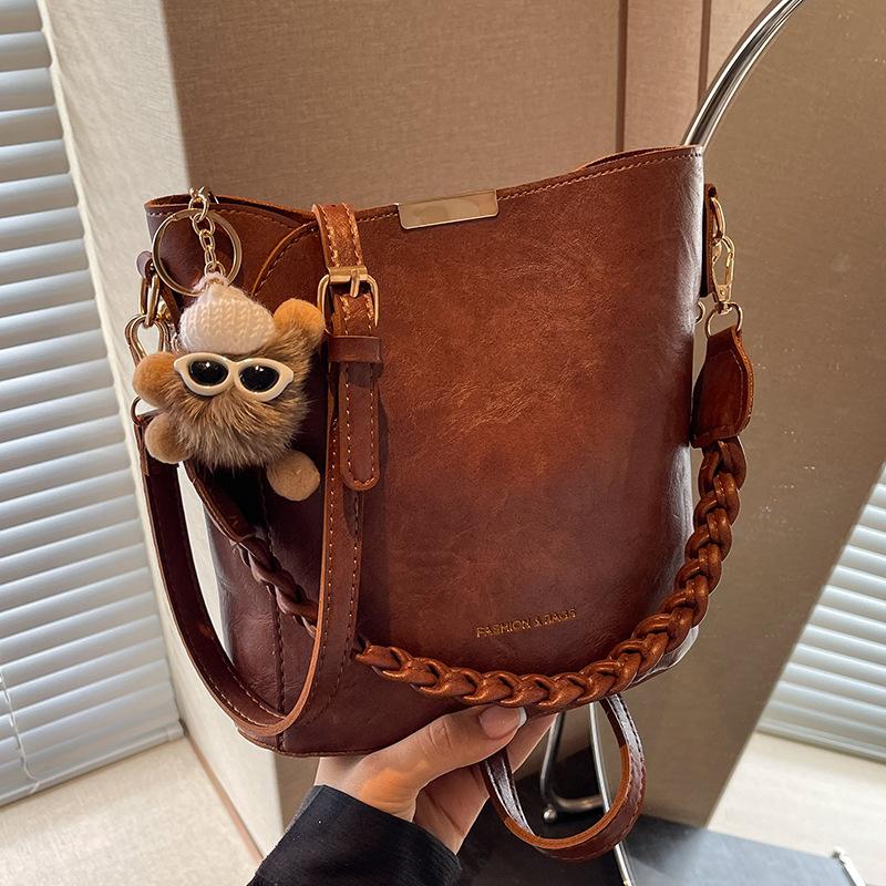 

The new bag women s 2024 popular bucket bag summer versatile shoulder armpit bag this year popular messenger bag коричневий