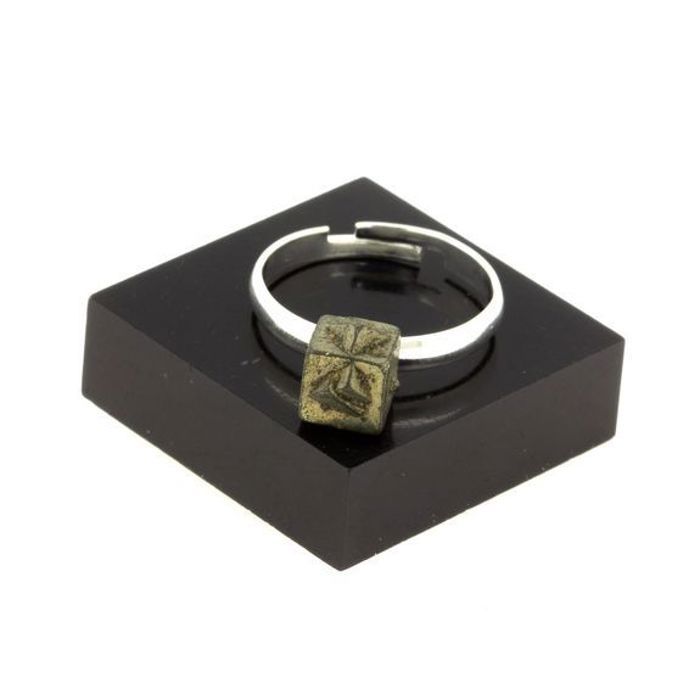 Pierres et Minéraux. Bague Pyrite brut plaqué argent. 13.24 ct. Taille réglable.