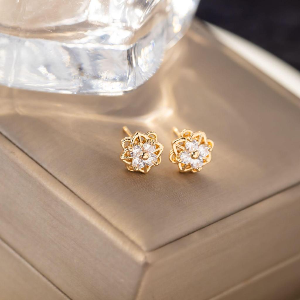 Hollow Four-Leaf Clover Women's High-End Flower Stud Earrings - Unique Accessories