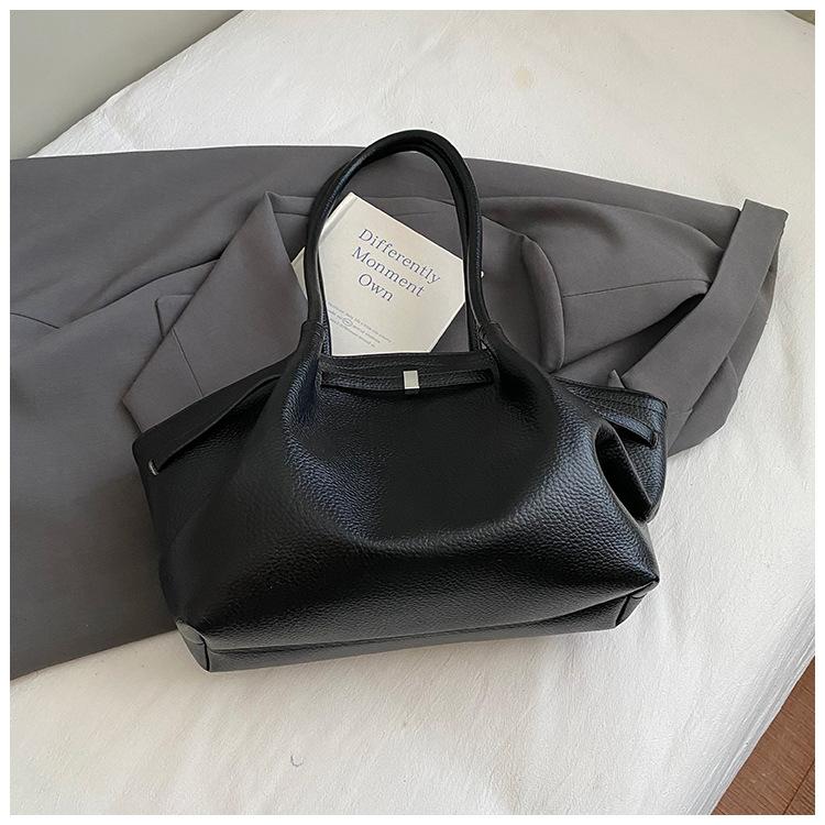 

French Retro Underarm Bag, Fashionable and High-quality Hand-held Shoulder Bag, Lychee Pattern Commuter Bag without pendant чёрный