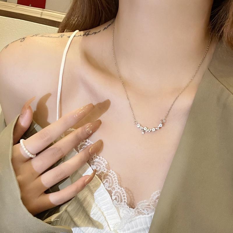Autumn and winter versatile collarbone chain star necklace female niche design collarbone simple cold accessories simple necklace
