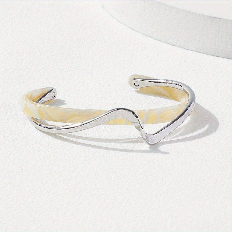 Eco-Friendly Alloy Open Cuff Bracelet Adjustable Size Lightweight Durable Modern Design Suitable for Daily Wear and Special Occasions